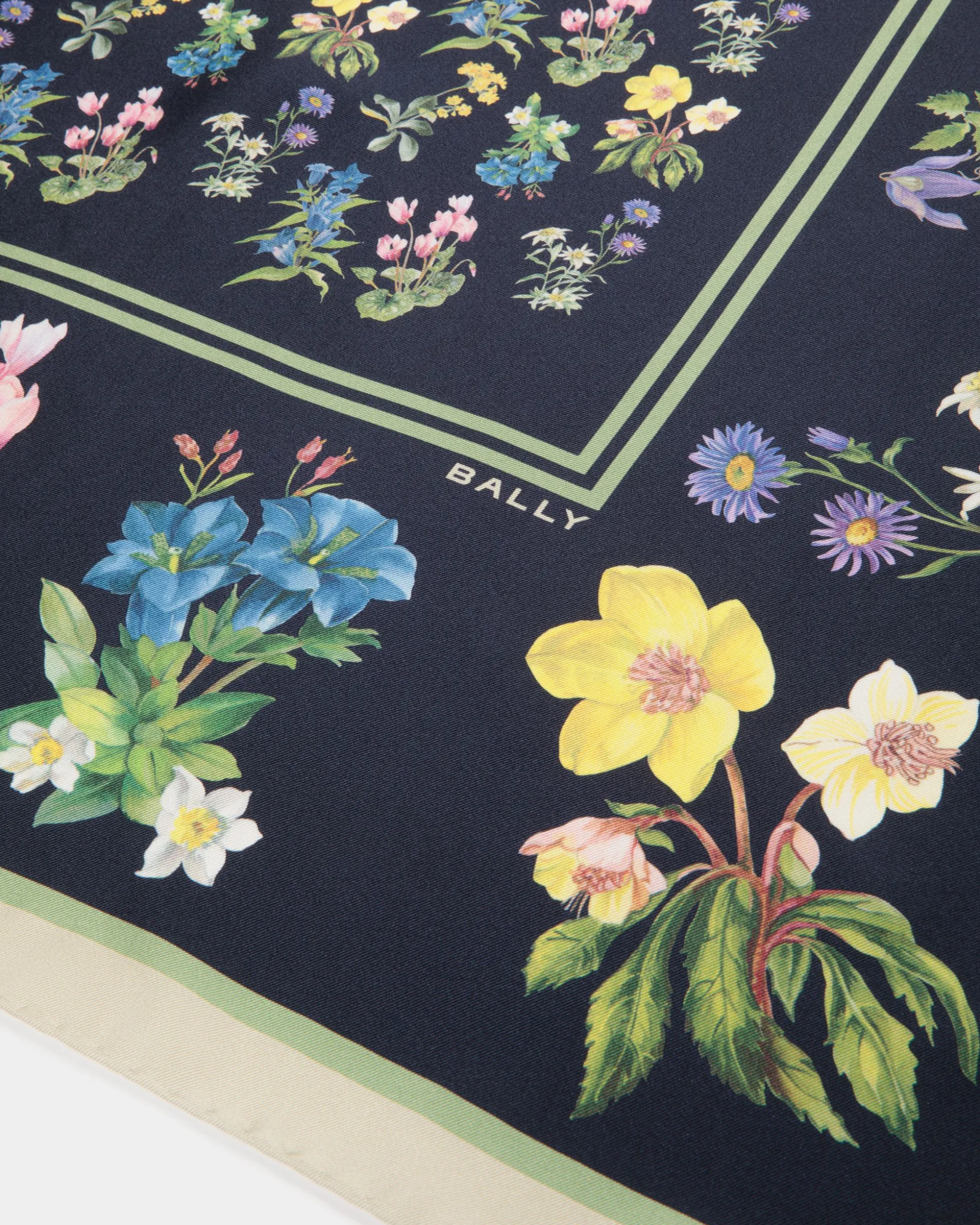 Bedrucktes Foulard Aus Seide Mit Alpenblumenmuster