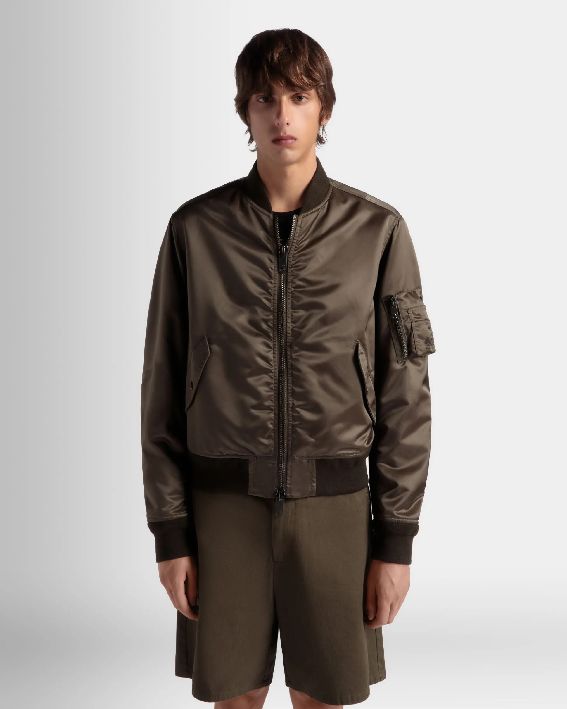 Bomberjacke Aus Nylon In Military Green Aus Der Adrien Brody Travel-Kollektion