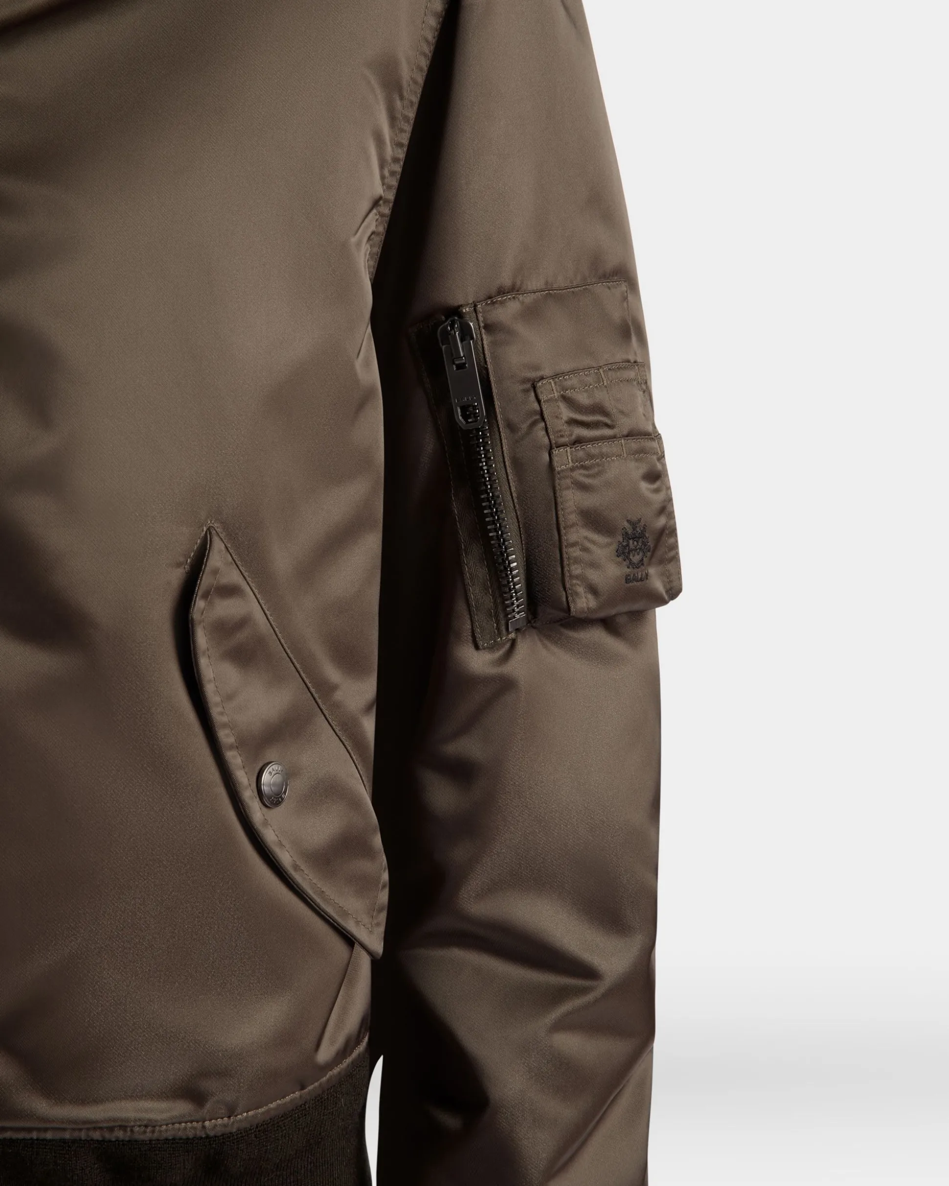 Bomberjacke Aus Nylon In Military Green Aus Der Adrien Brody Travel-Kollektion