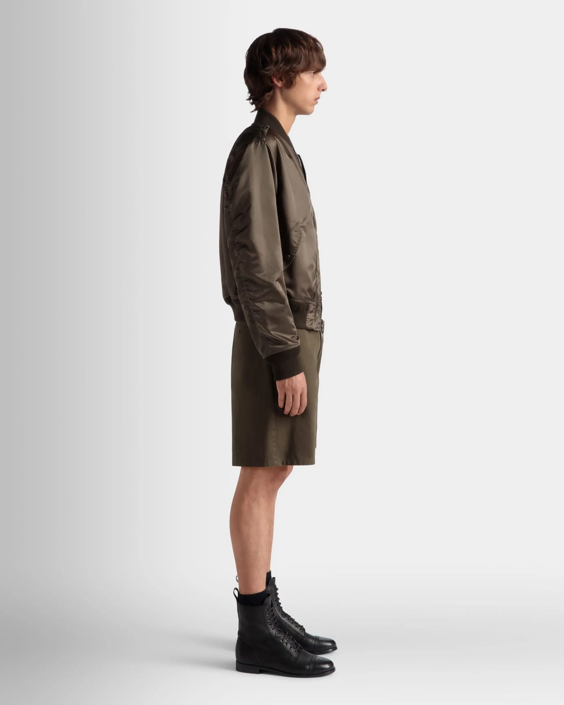 Bomberjacke Aus Nylon In Military Green Aus Der Adrien Brody Travel-Kollektion
