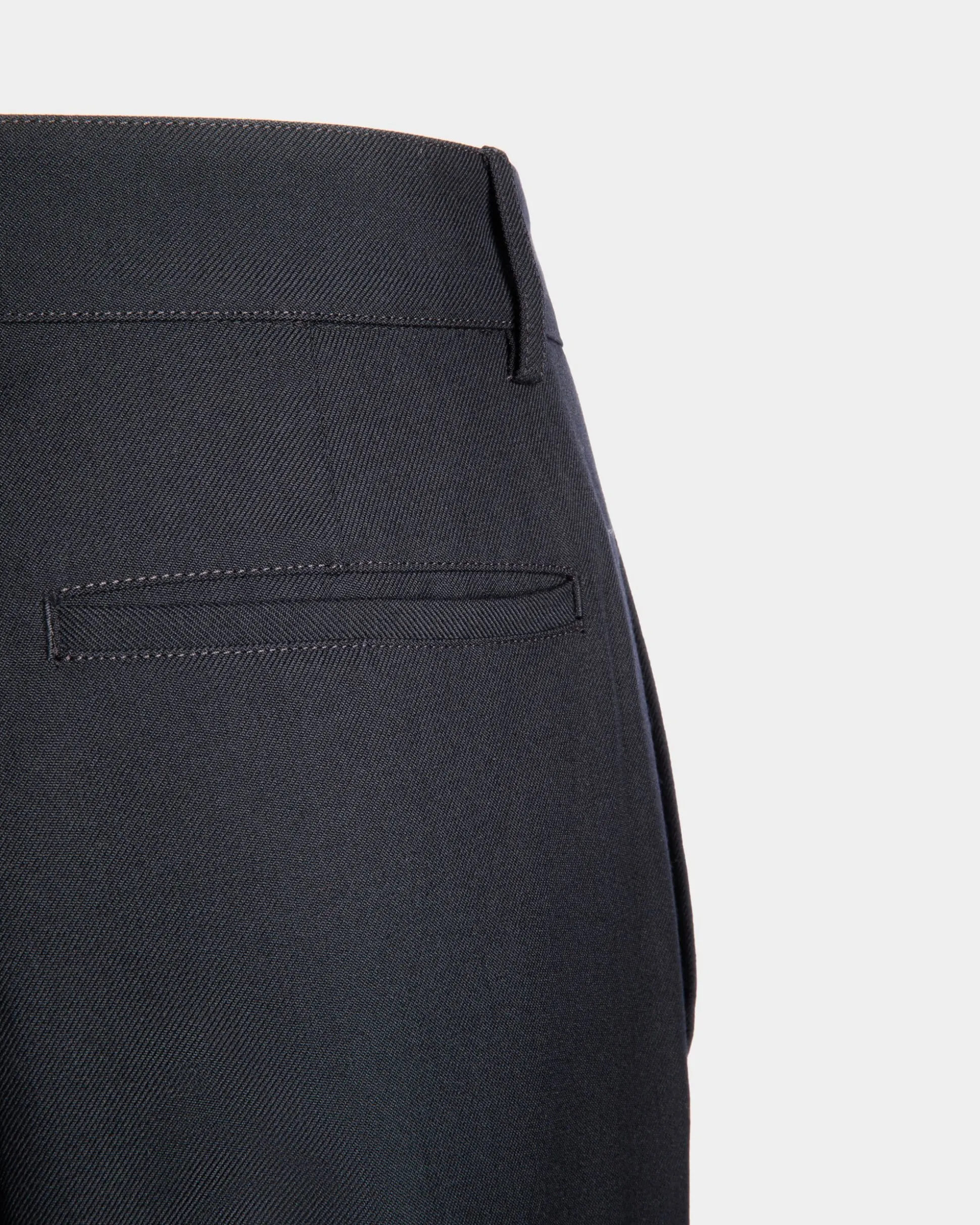 Chino-Hose Aus Einer Wollmischung In Navy Blue Aus Der Adrien Brody Travel-Kollektion