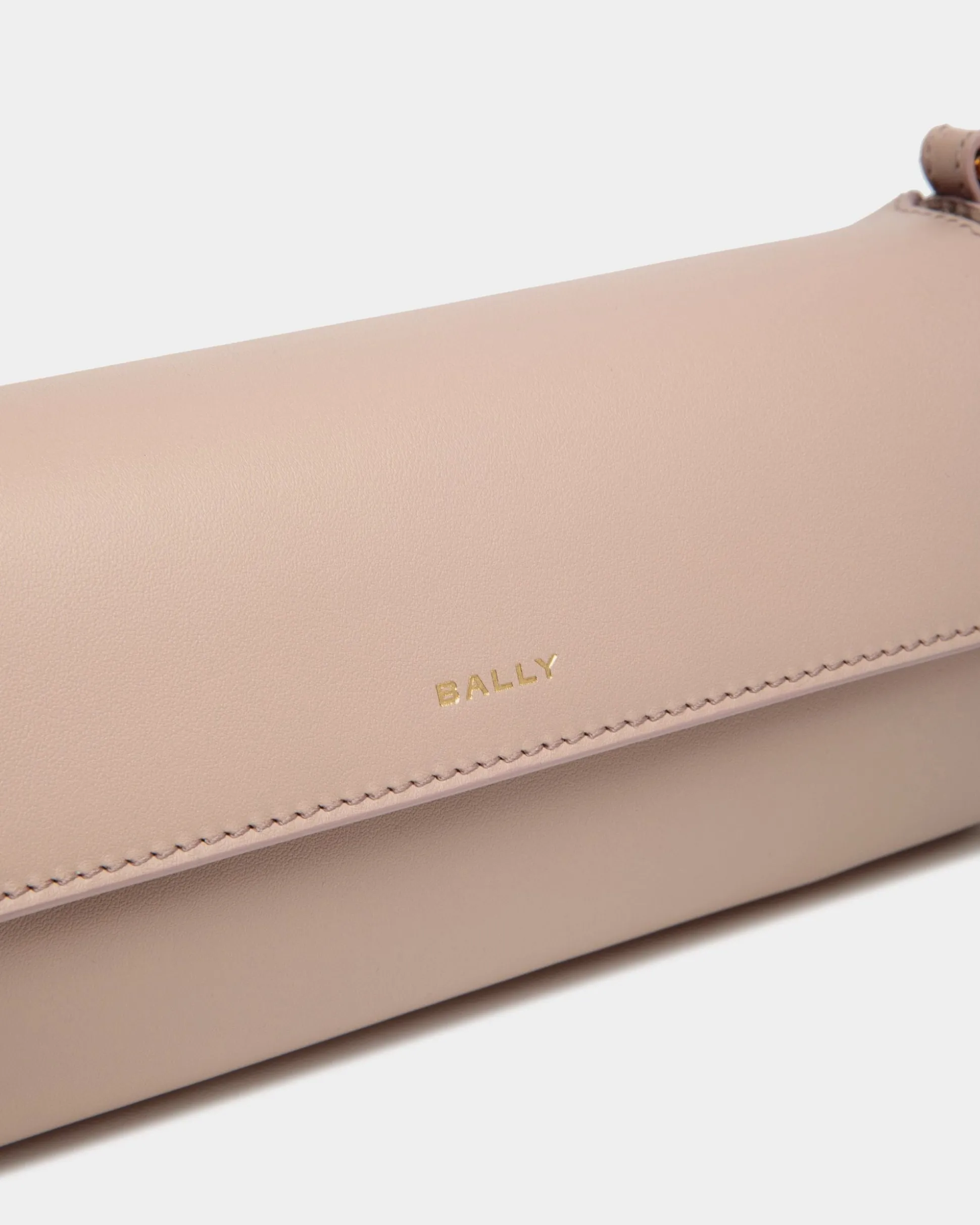 Emblem Minitasche Aus Leder In Light Beige