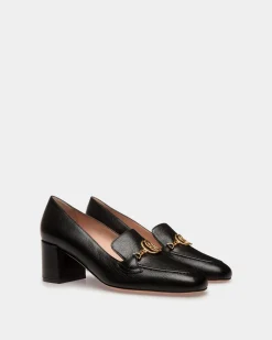 Emblem Pumps Aus Leder In Schwarz