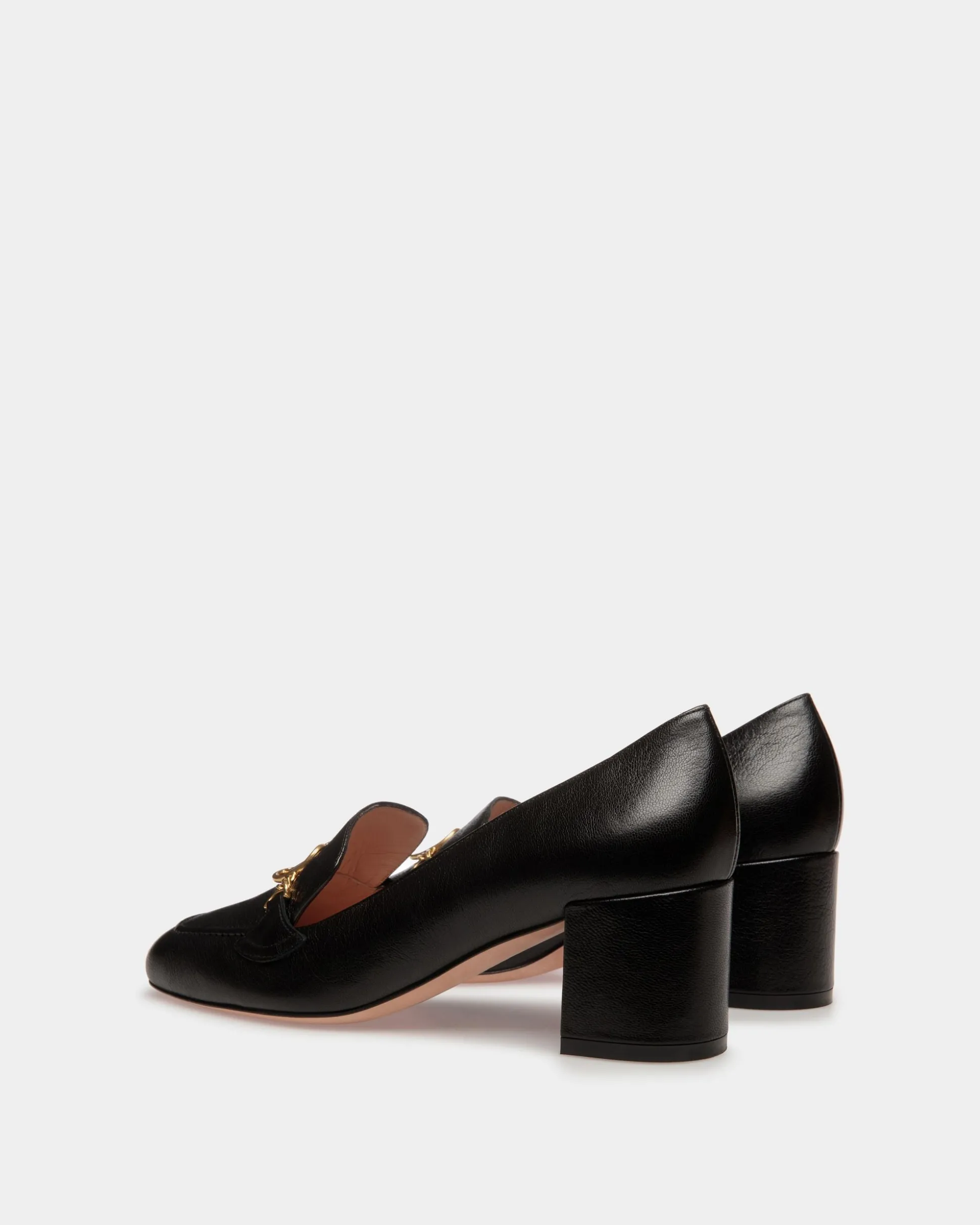 Emblem Pumps Aus Leder In Schwarz