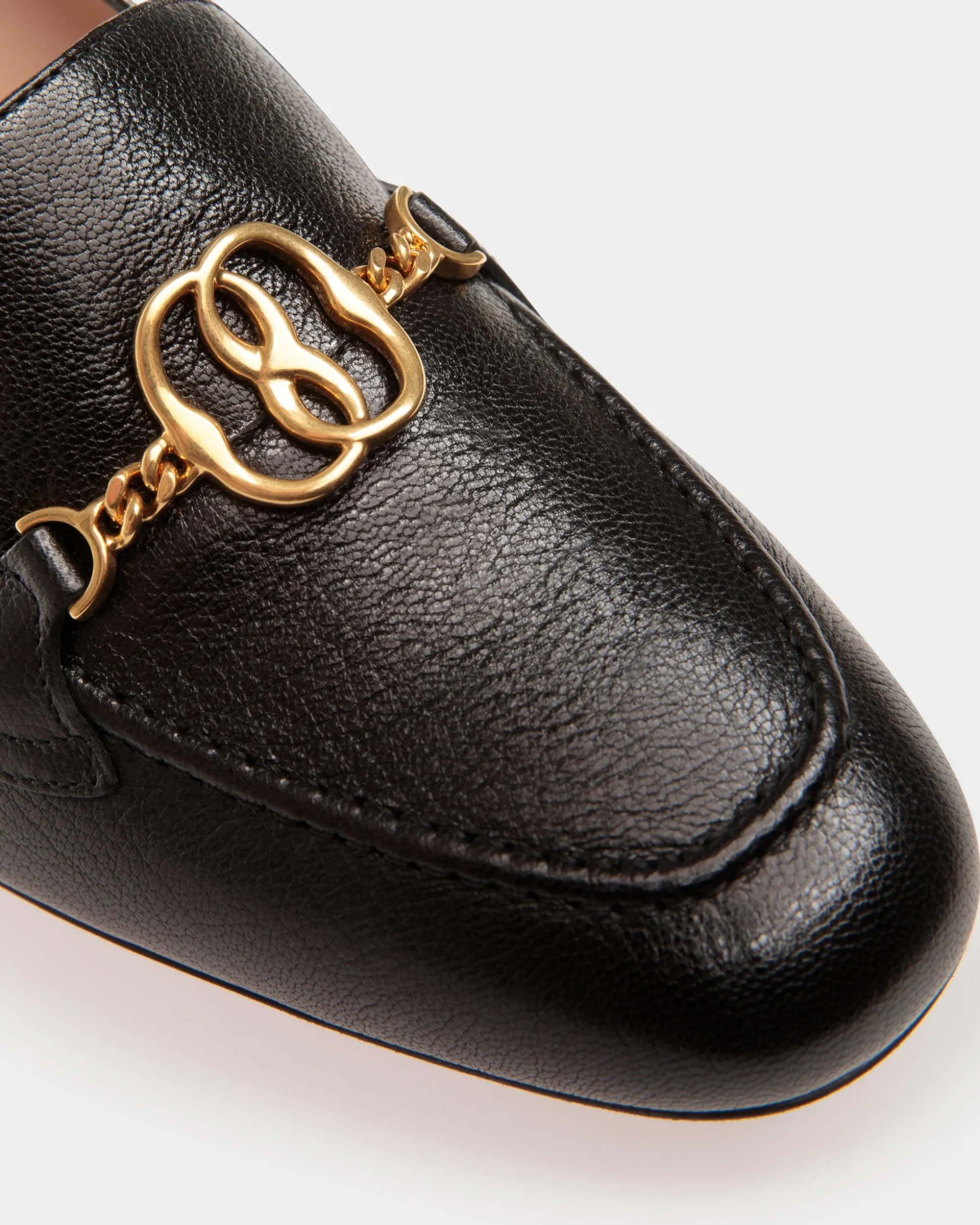 Emblem Pumps Aus Leder In Schwarz