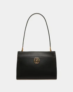 Emblem Schultertasche Aus Genarbtem Leder In Schwarz