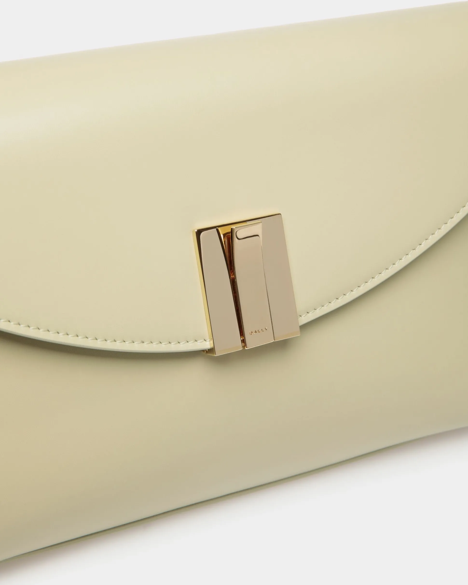 Kleine Henkeltasche Ollam Aus Leder In Light Green