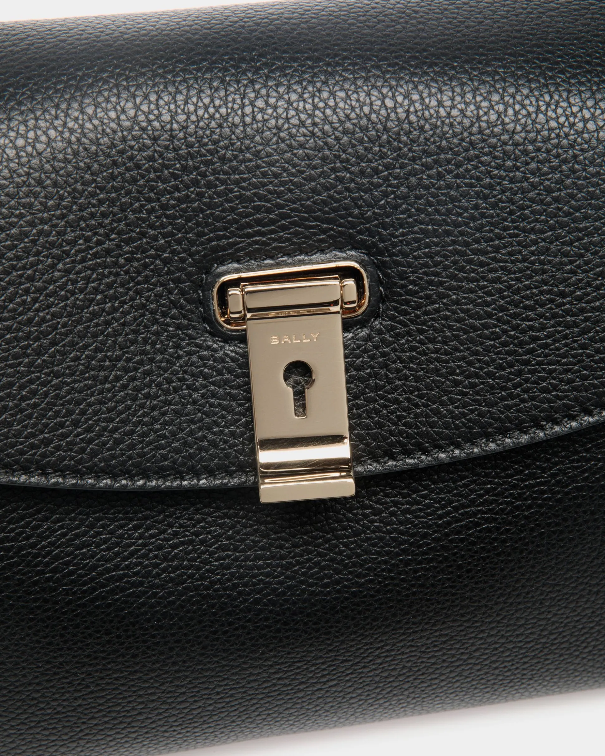 Kleine Lock Me Henkeltasche Aus Genarbtem Leder In Schwarz