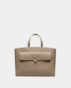 Lock Me Tragetasche Aus Genarbtem Leder In Taupe