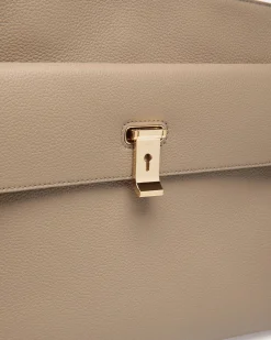 Lock Me Tragetasche Aus Genarbtem Leder In Taupe