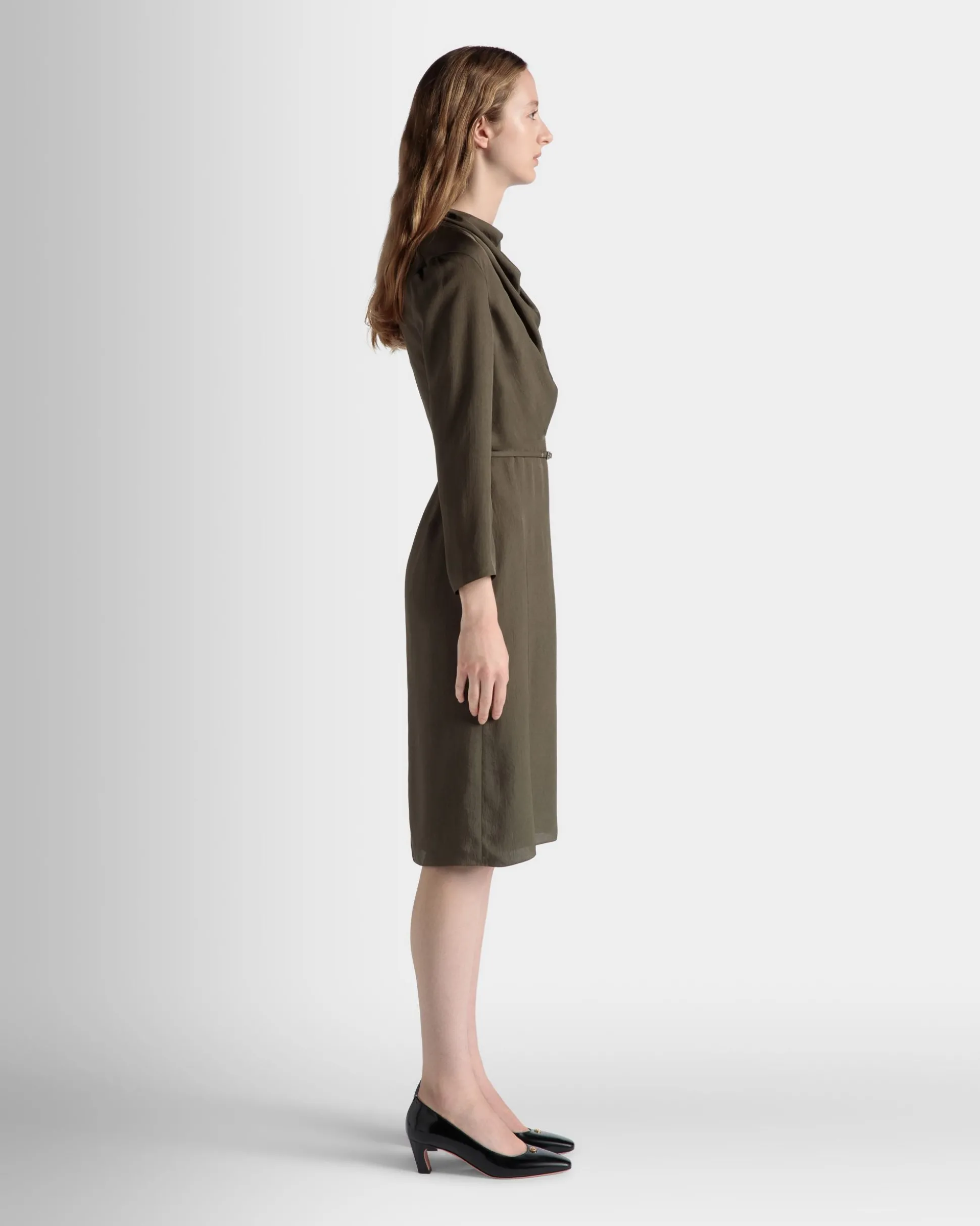 Midikleid Mit Gürtel Aus Fließendem Twill In Military Green