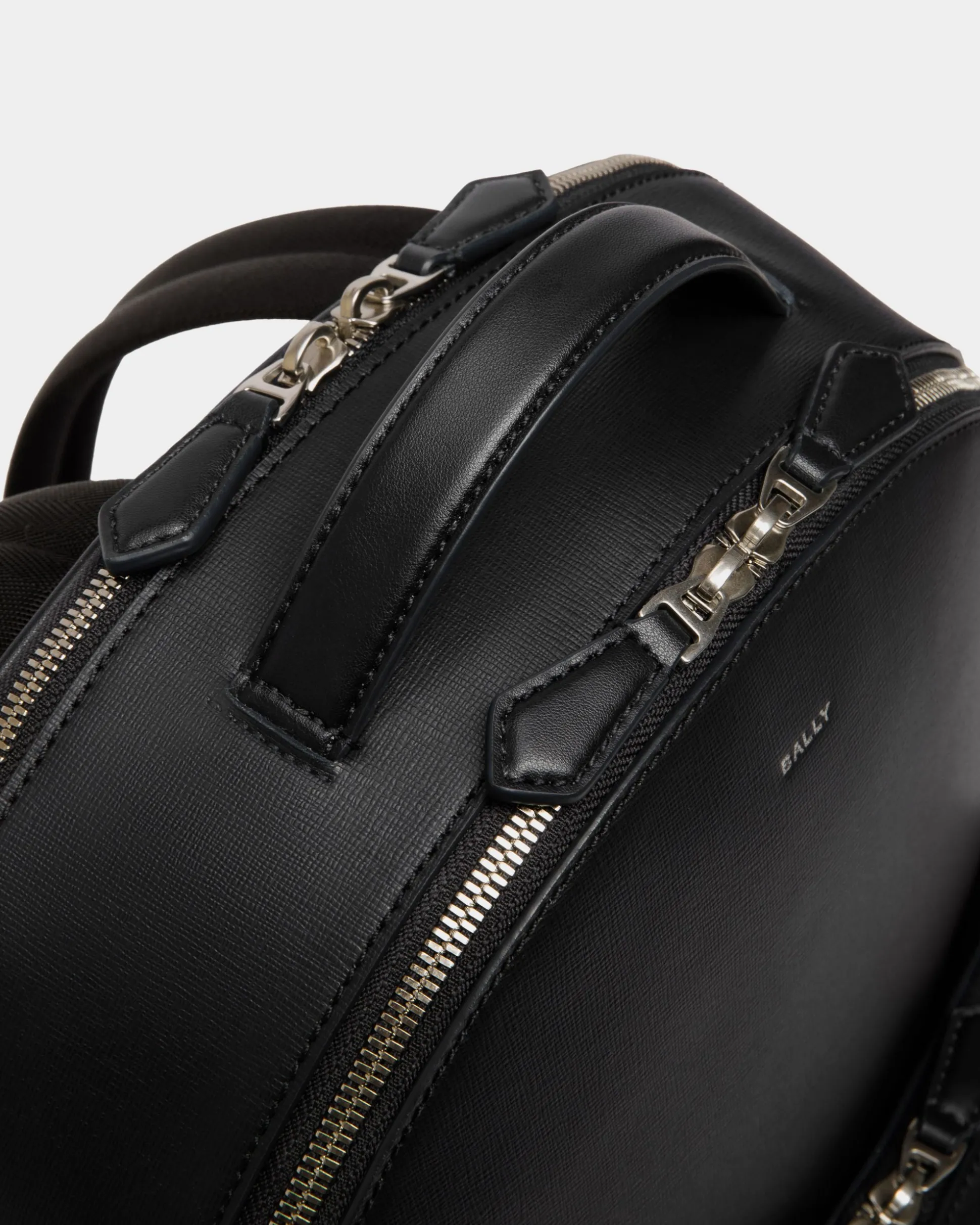 Mythos Rucksack Aus Recyceltem Leder In Schwarz