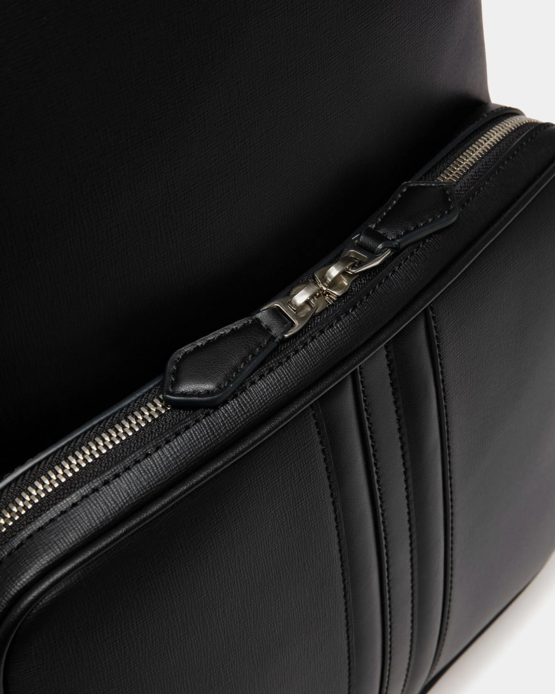 Mythos Rucksack Aus Recyceltem Leder In Schwarz