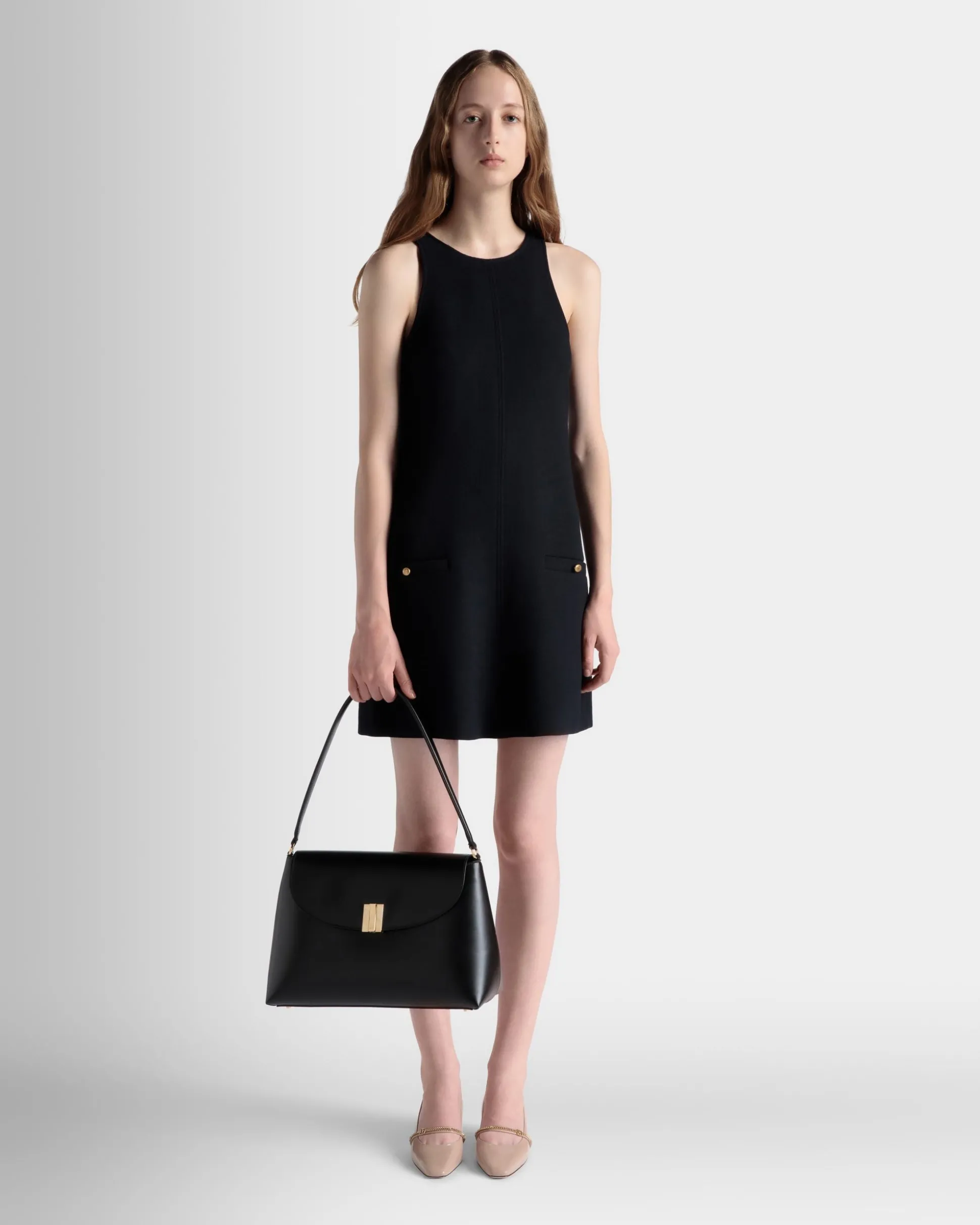 Ollam Schultertasche Aus Leder In Schwarz