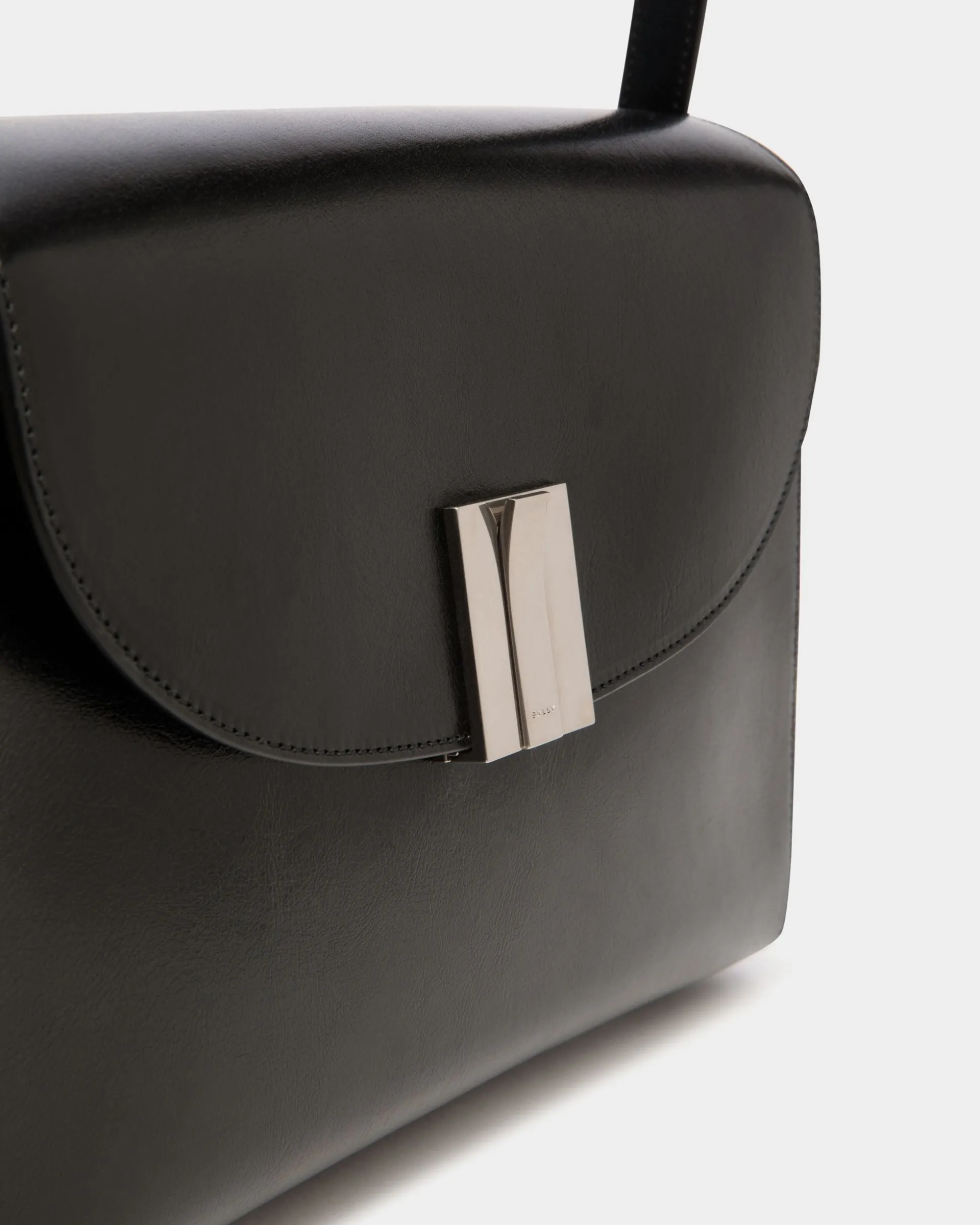 Ollam Schultertasche Aus Leder In Schwarz