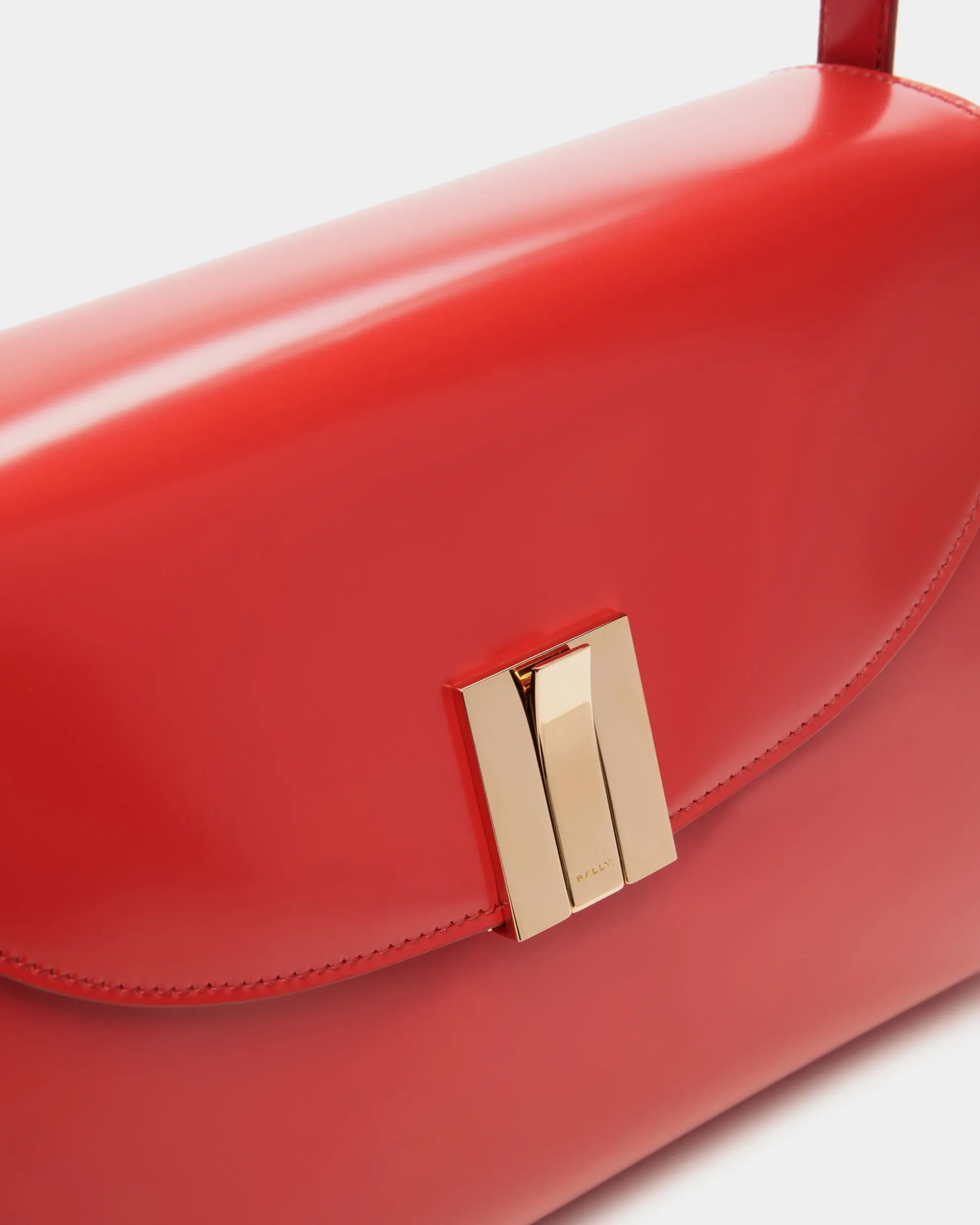 Ollam Schultertasche Aus Gebürstetem Leder In Candy Red