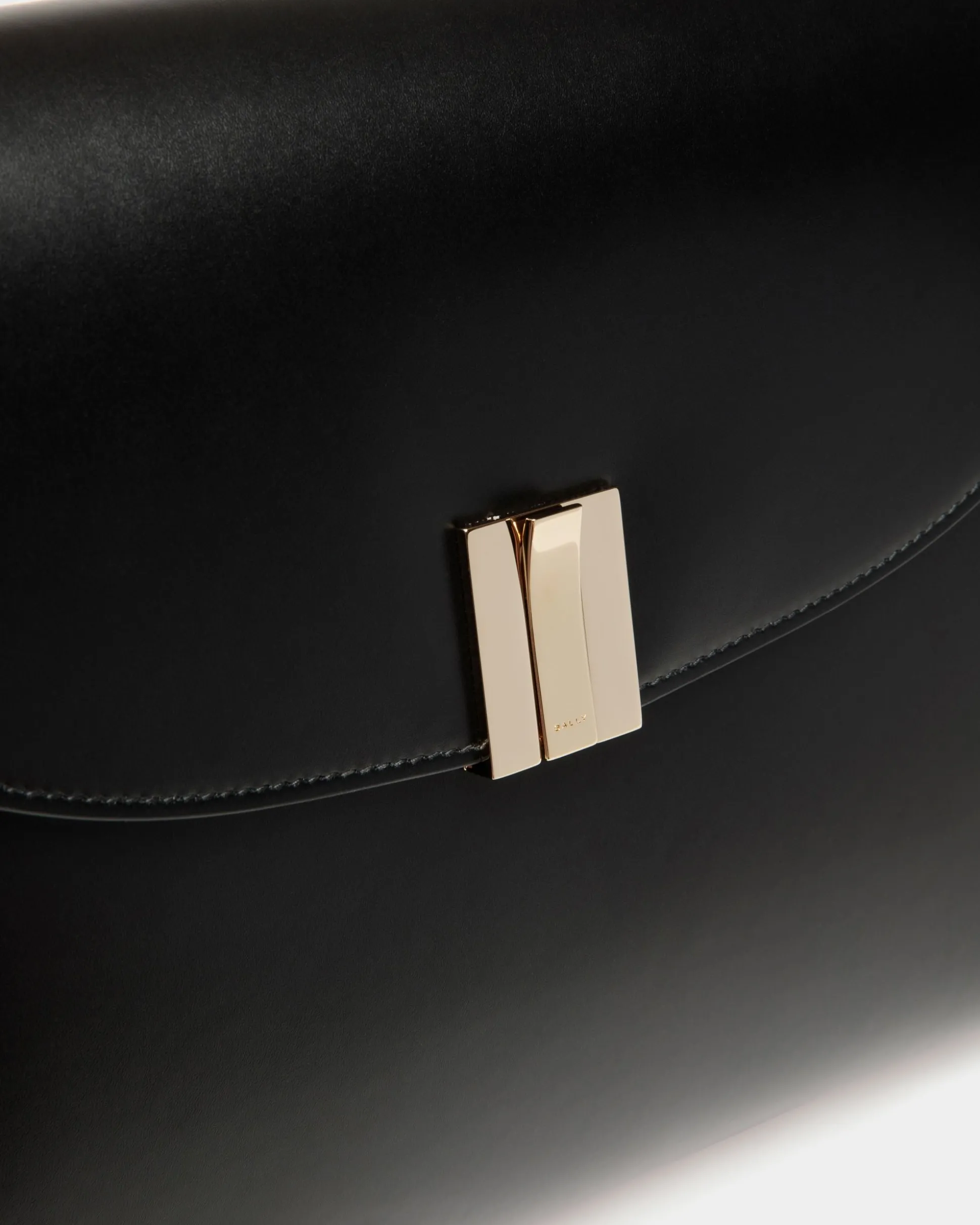 Ollam Schultertasche Aus Leder In Schwarz
