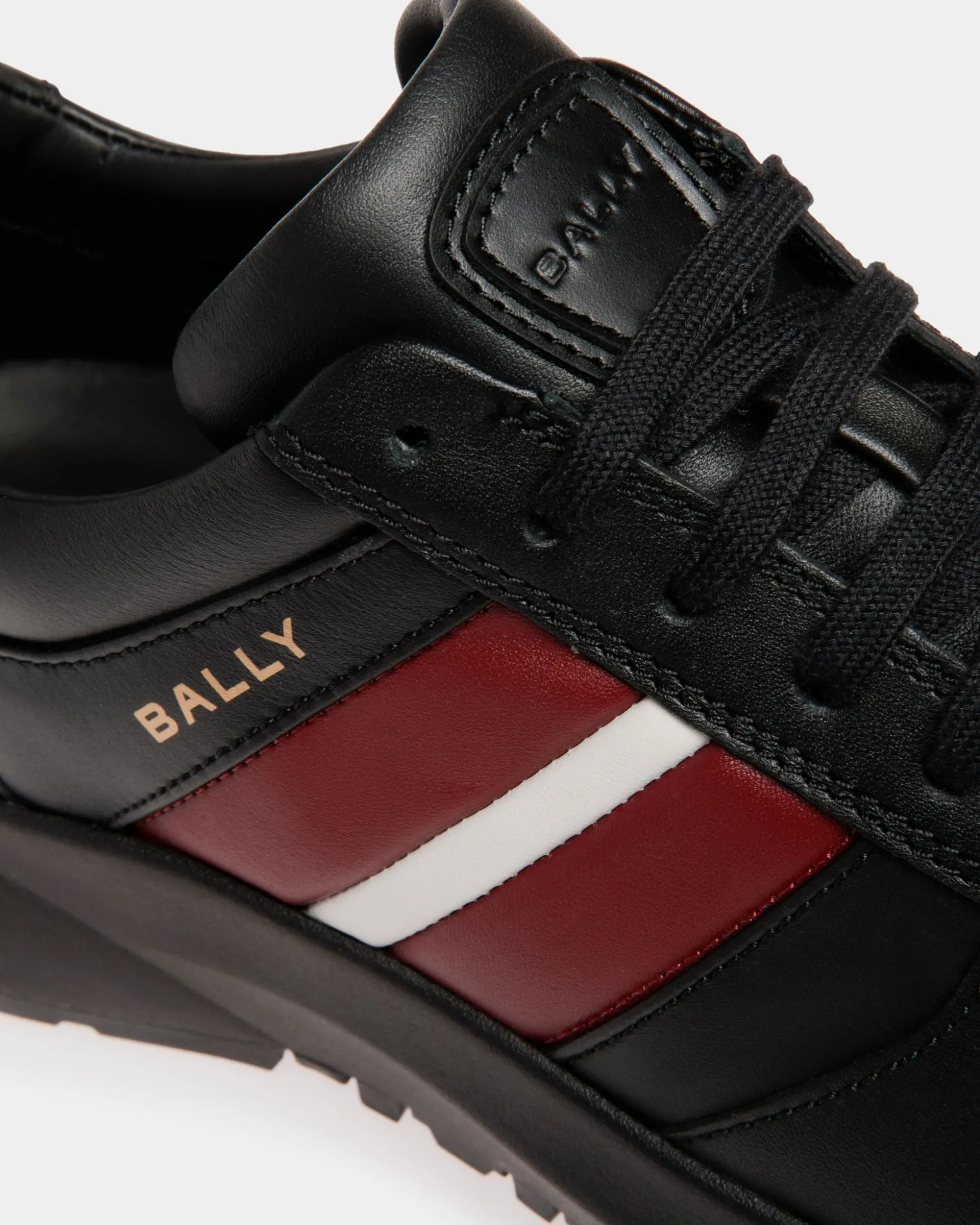 Outline Sneaker Aus Leder In Schwarz