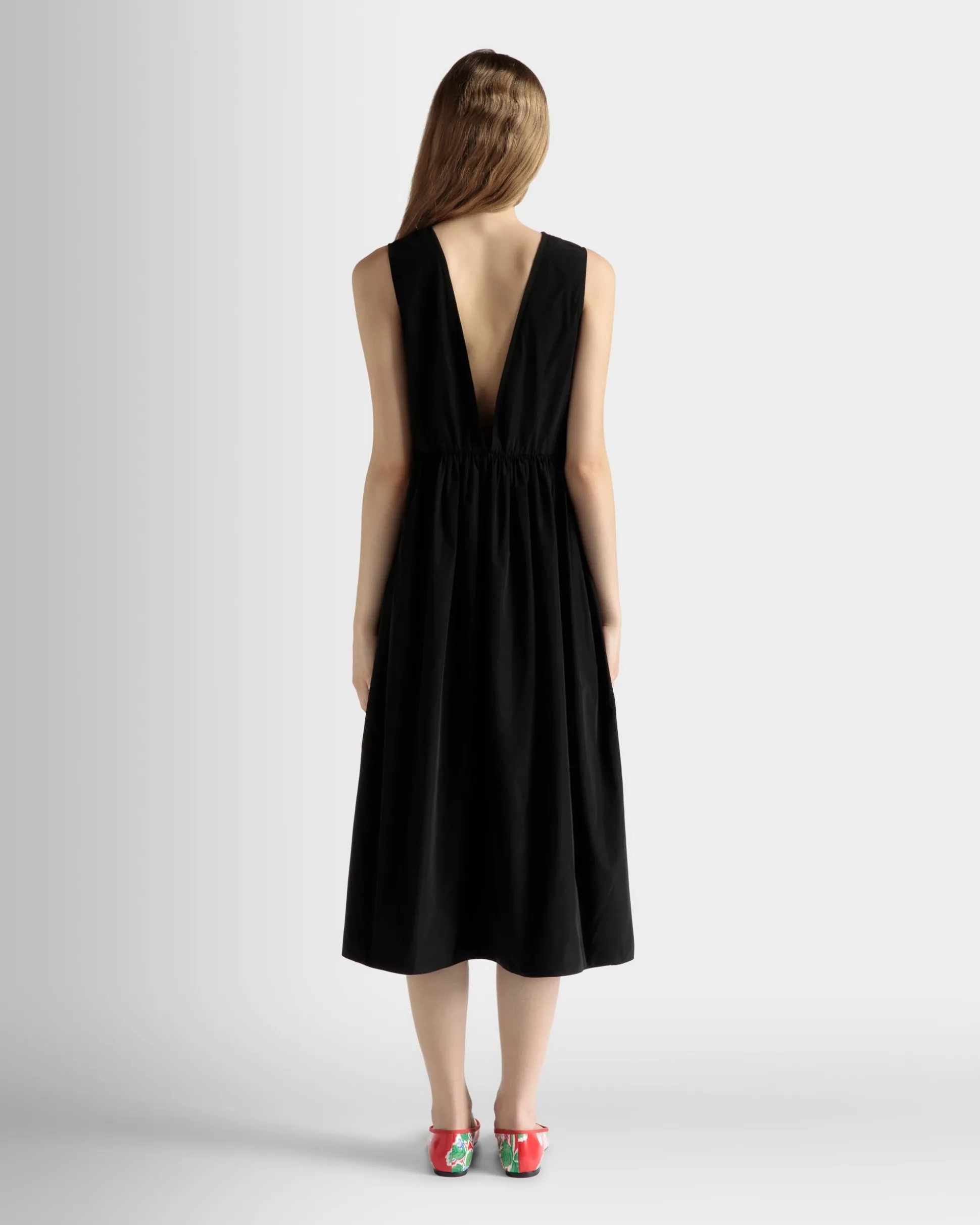 Ärmelloses Midikleid Aus Technischer Duchesse In Schwarz