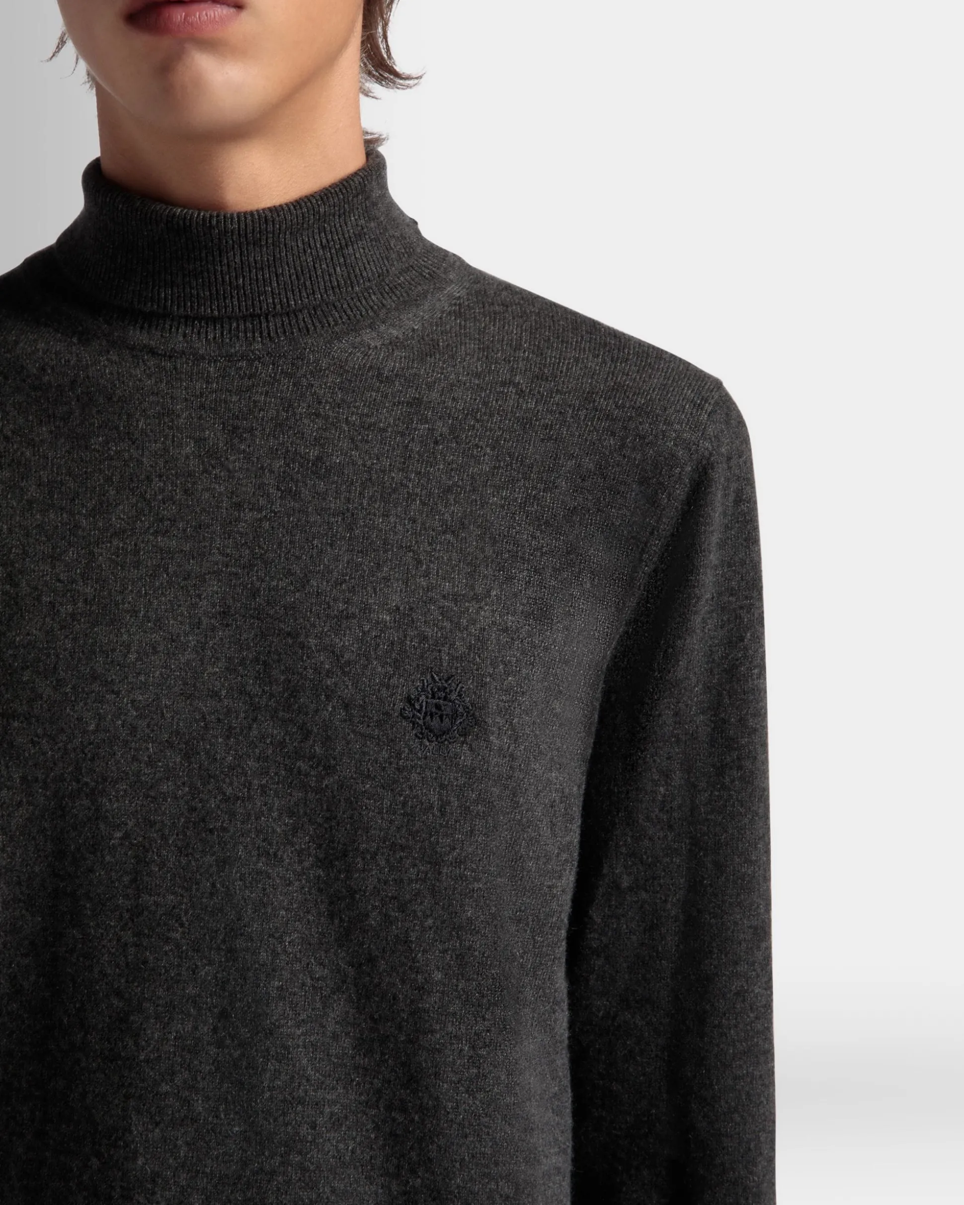 Rollkragenpullover Aus Kaschmir In Dunkelgrau Aus Der Adrien Brody Travel-Kollektion
