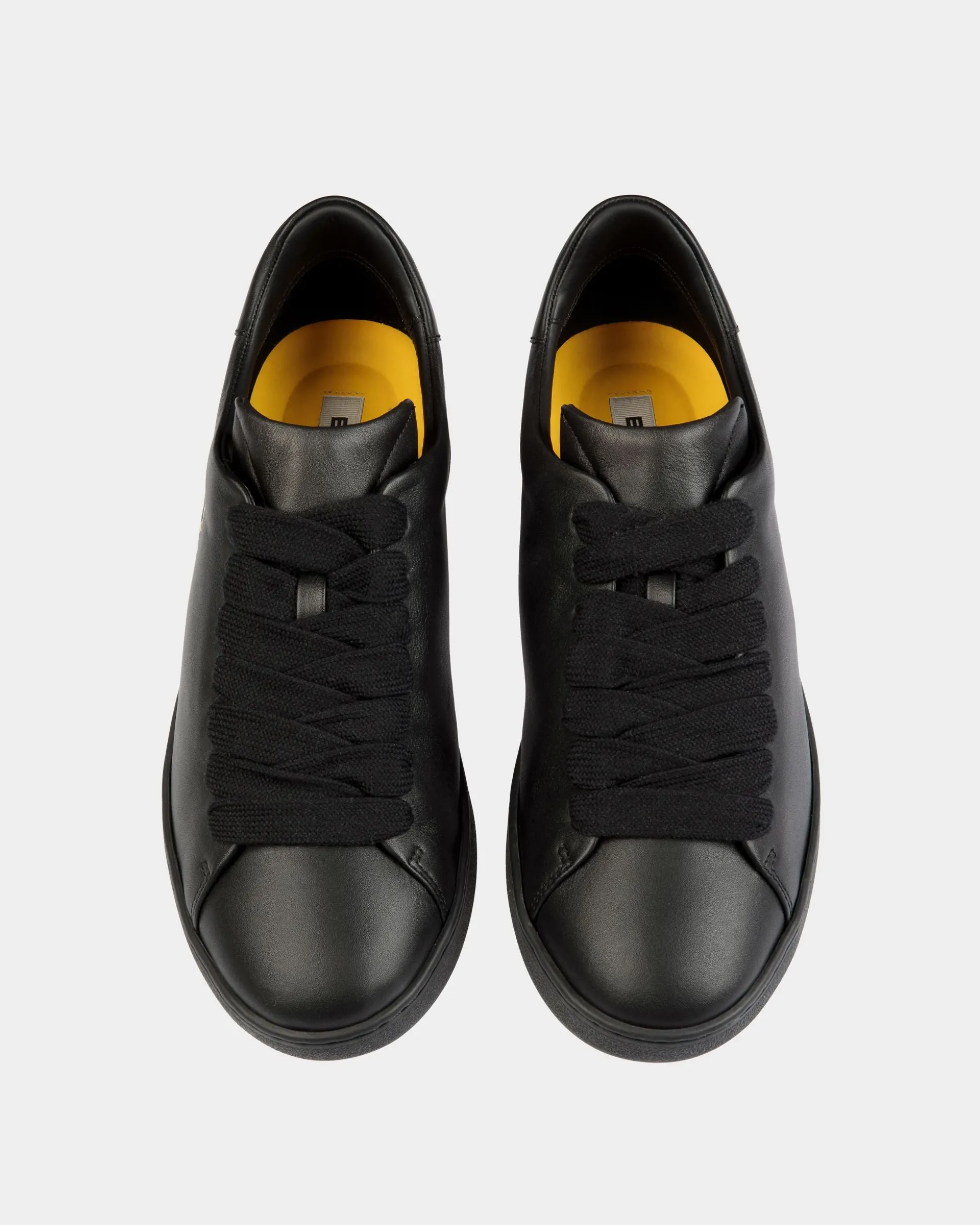 Sneaker Aus Leder In Schwarz Aus Der Adrien Brody Travel-Kollektion