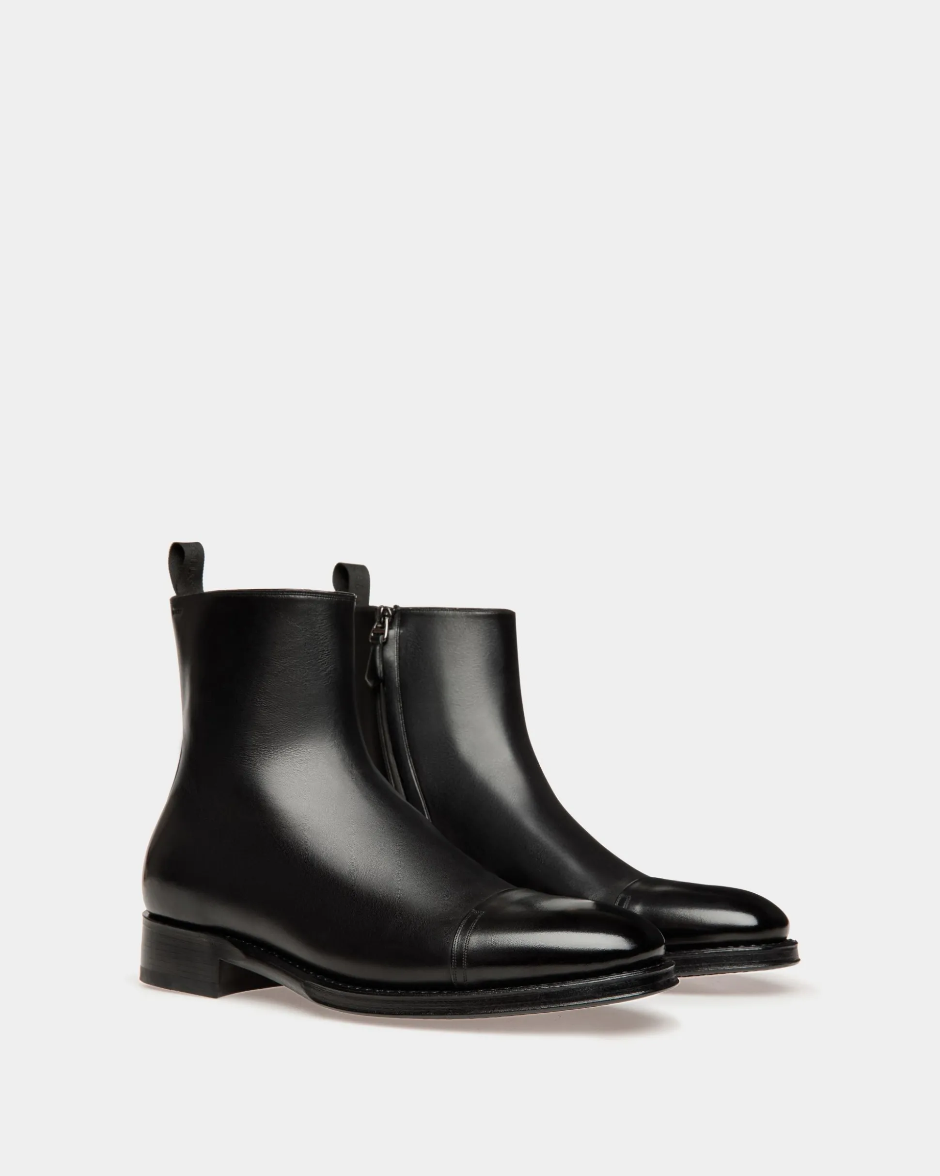 Stiefeletten Aus Leder In Schwarz Aus Der Adrien Brody Travel-Kollektion