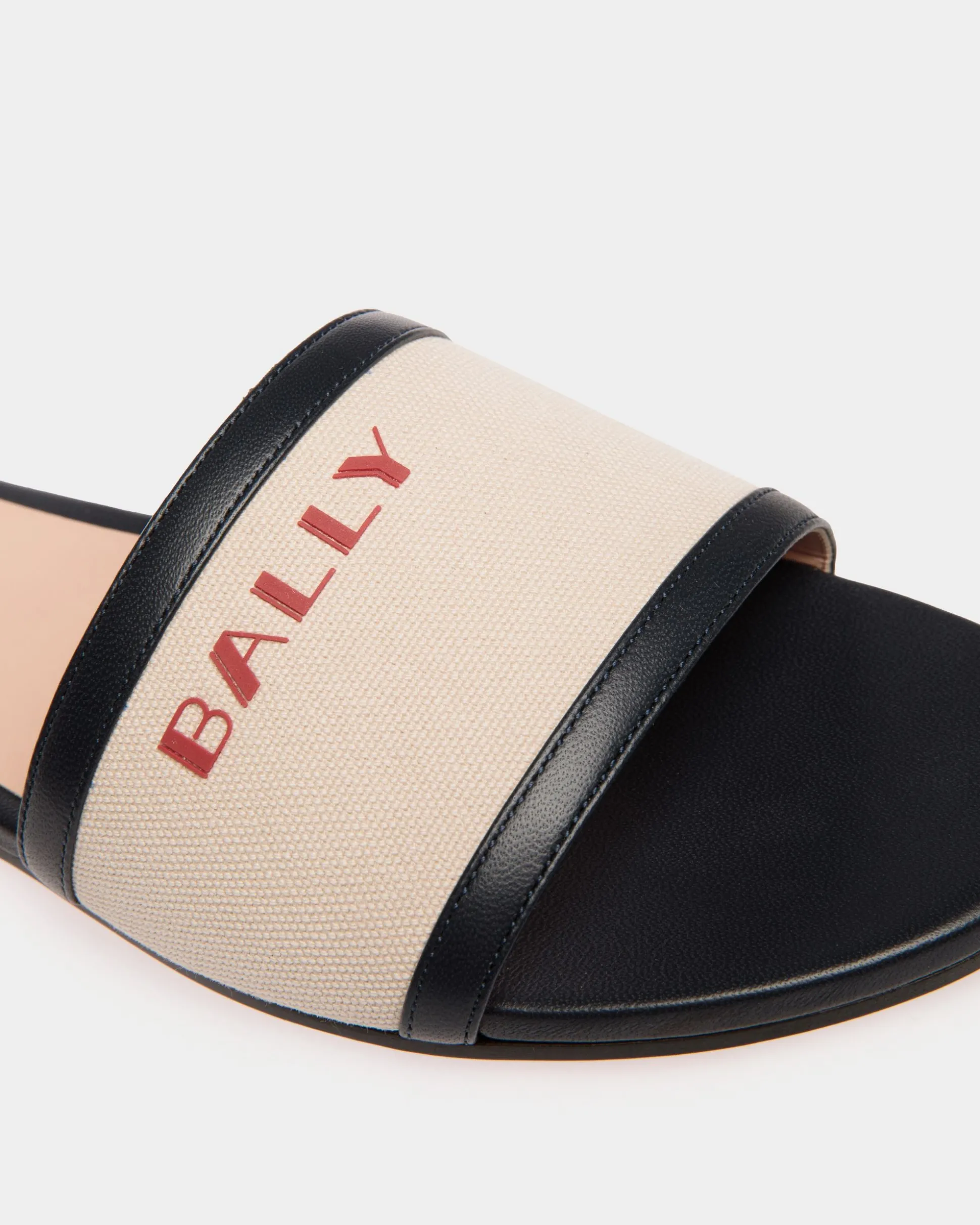 Summer Capsule Pantolette Aus Canvas Und Leder In Natur Und Marineblau
