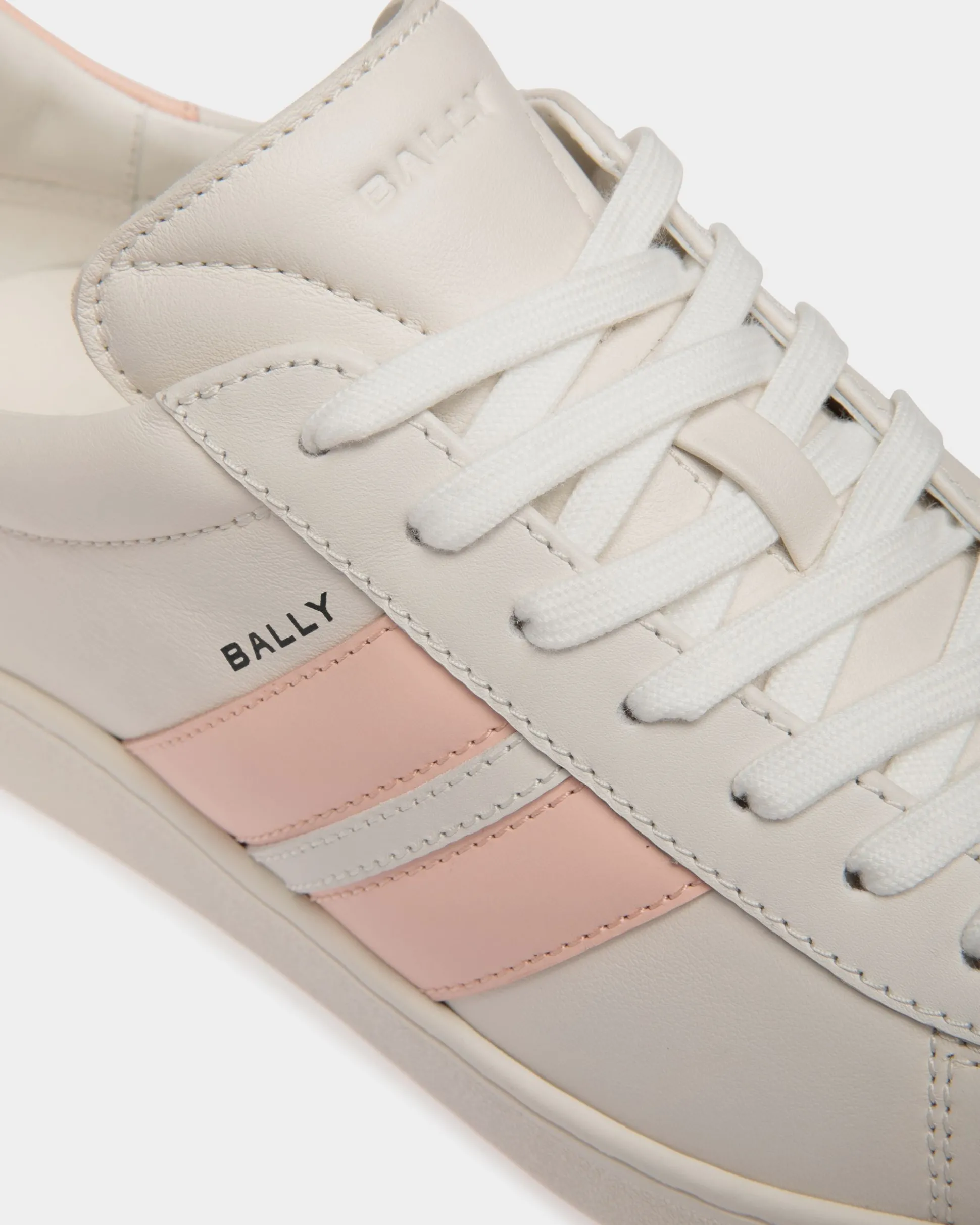 Tennis Sneaker Aus Leder In Weiß Und Baby Pink