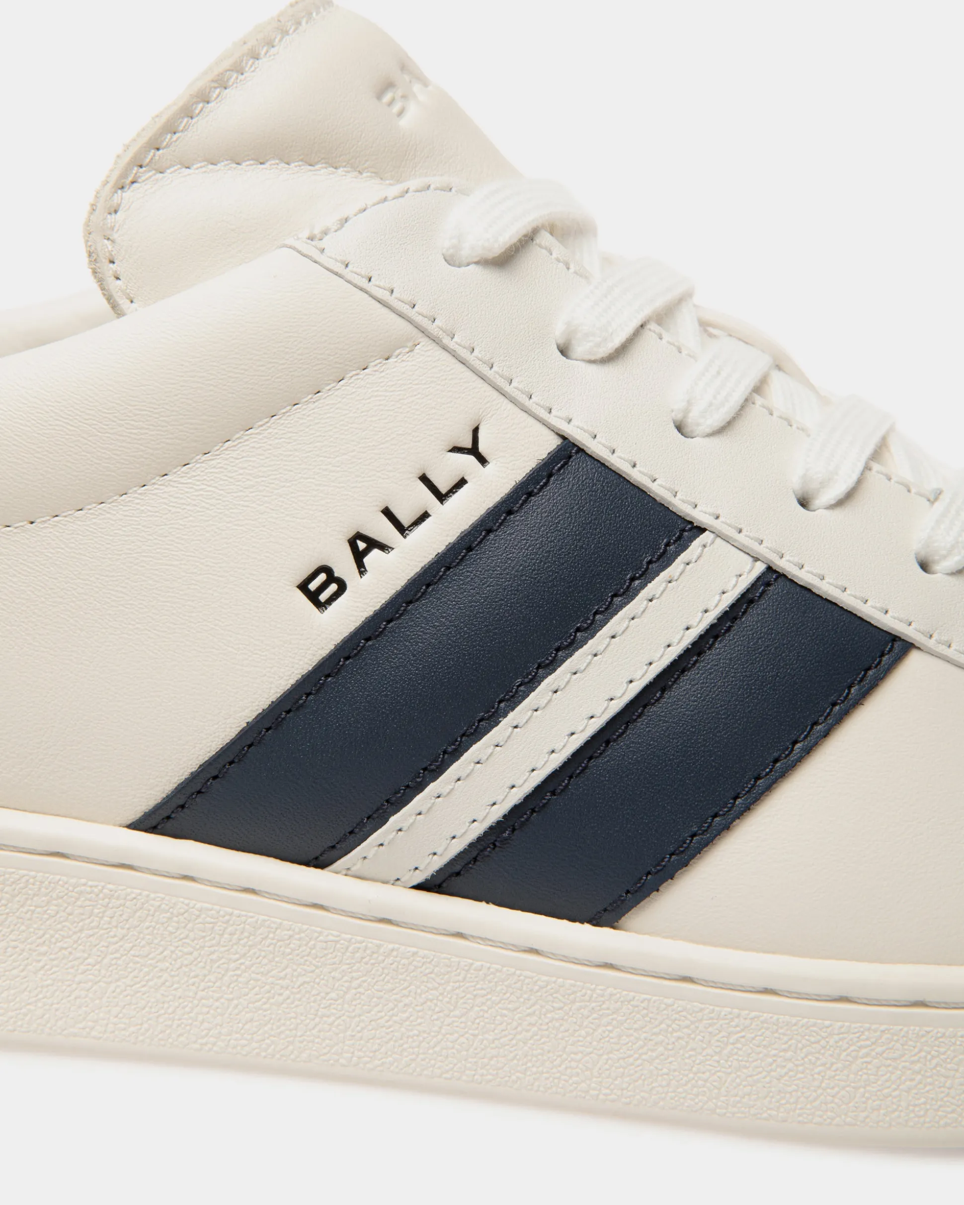 Tennis Sneaker Aus Leder In Weiß Und Navy Blue