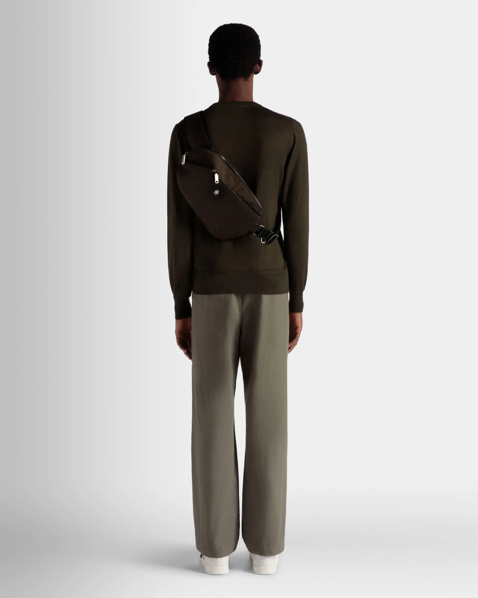 Umhängetasche Aus Nylon In Military Green Aus Der Adrien Brody Travel-Kollektion