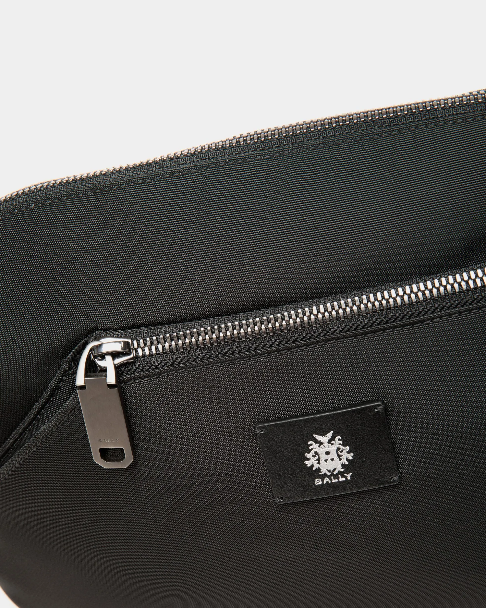 Umhängetasche Aus Nylon In Schwarz Aus Der Adrien Brody Travel-Kollektion