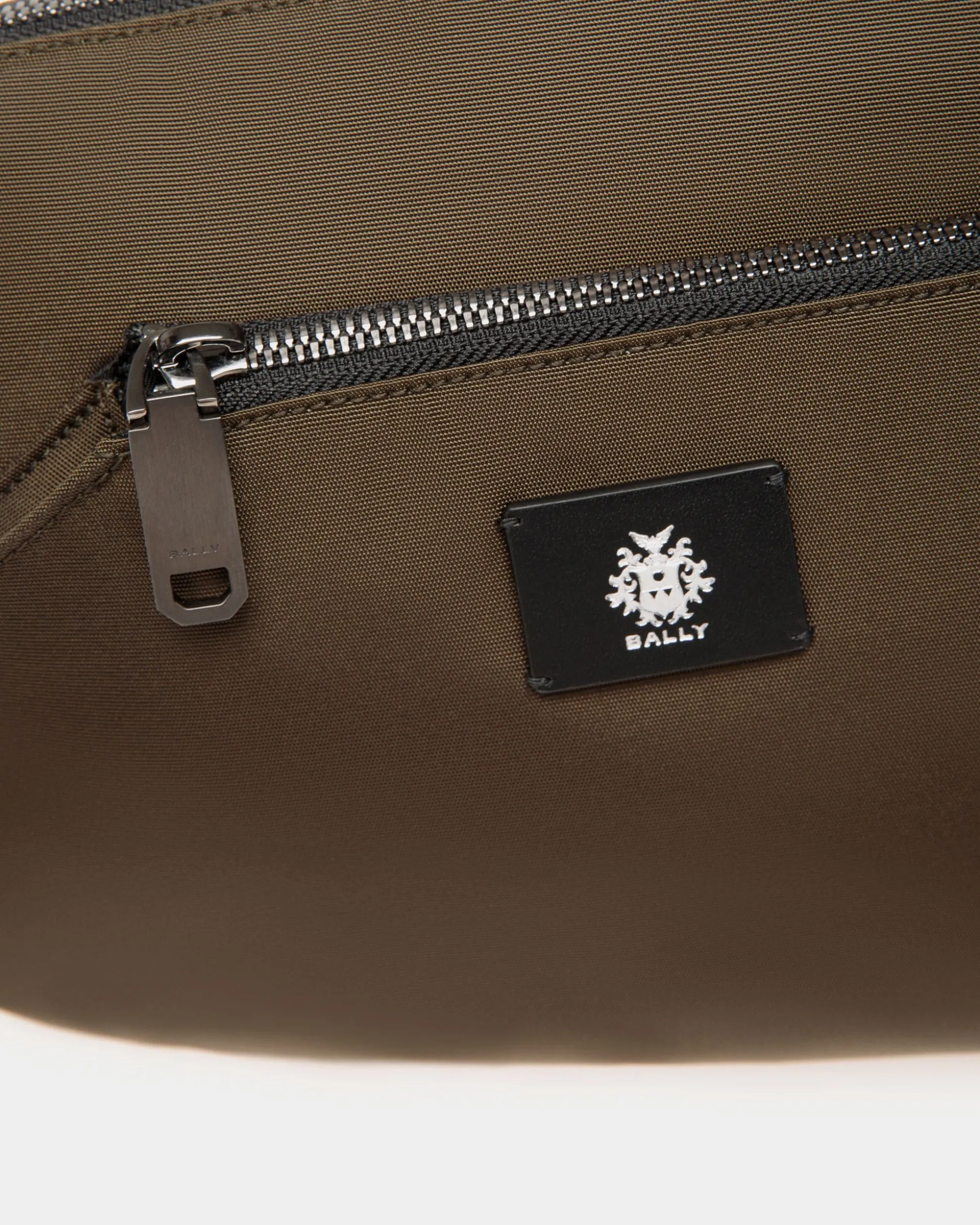Umhängetasche Aus Nylon In Military Green Aus Der Adrien Brody Travel-Kollektion