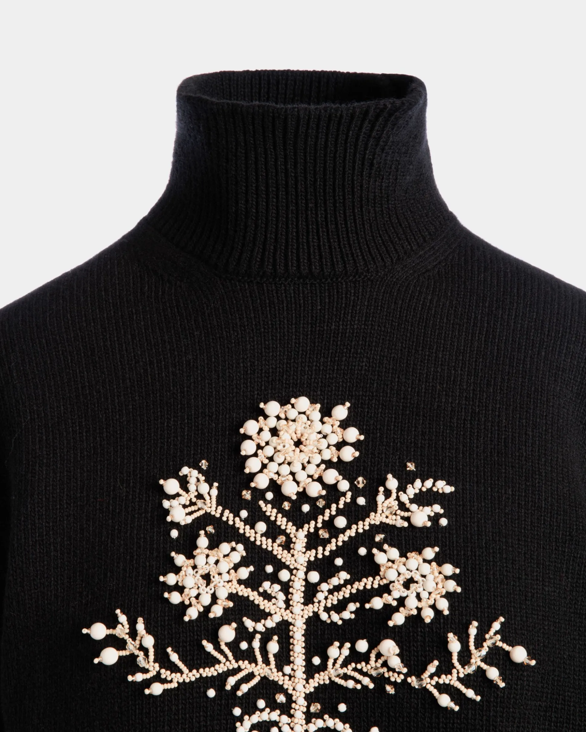 Winter Capsule Rollkragenpullover Aus Schwarzer Wolle Mit Einer Heritage-Blume